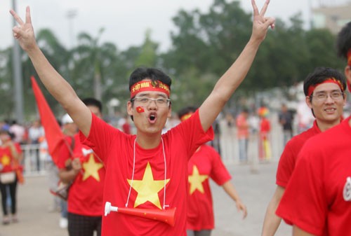 Quên trận hòa trước Myanmar, cổ động viên Việt Nam vẫn hết mình cổ vũ đội nhà trong trận gặp Philipines.